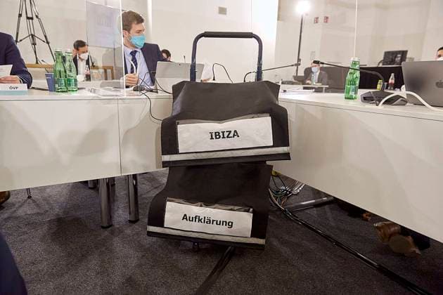 Bilder des Jahres 2020, News 12 Dezember News Bilder des Tages - Wien 02.12.2020 - Heute wurde im Parlament der Untersuchungsausschuss zur Ibiza-Affäre fortgestzt. Das Ibiza-Video führte zur Regeirungsauflösung der ÖVP-FPÖ Koalition 2019. Im Mittelpunkt steht u.a. der damalige FPÖ Bundesparteichef und Vizekanzler Strache. PHOTO: Das Wagerl vor der ÖVP reklamiert Ibiza Aufklärung . Vienna (Austria) - The parliamentary inquiry committee into the Ibiza affair was continued in Parliament today. The Ibiza video led to the dissolution of the ÖVP-FPÖ coalition 2019. The focus was on the then FPO federal party leader and vice chancellor Strache. Ibiza-Untersuchungsausschuss *** Vienna 02 12 2020 Today in parliament the committee of inquiry into the Ibiza affair was continued The Ibiza video led to the 