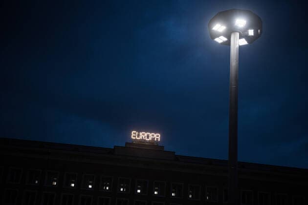 Der Schriftzug EUROPA steht anlaesslich der Ausstellung Living the City ueber dem Haupteingang des ehemaligen Zentralflughafens in Berlin Tempelhof. Foto: bildgehege Europa
