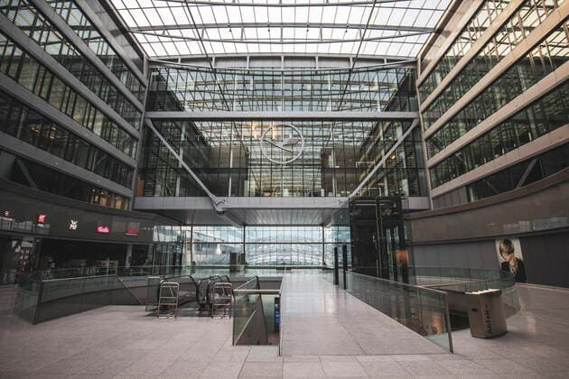 Beeindruckende Architektur im Atrium des The Squaire am Flughafen Frankfurt.