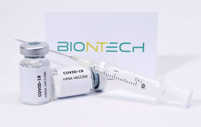 Tuebingen 03.12.2020 Symbolbild: Der Corona Impfstoff des biopharmazeutisches Unternehmen BioNTech hat in Großbritannien zugelassen bekommen. Bild nur zur redaktionelle Nutzung!