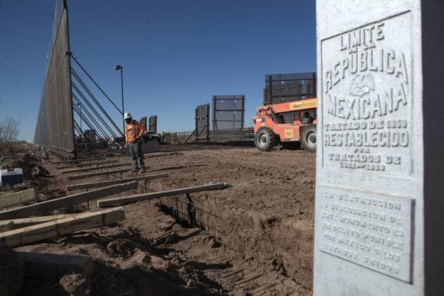 News Bilder des Tages Workers from the Ultimate Concrete construction company speed up their task to finish the metal wall ordered by US President Donald Trump, on the border with Columbus County, New Mexico (USA), in the town of Puerto Palomas, state of Chihuahua, Mexico, 02 December 2020. At full speed and trying to buy time from time, construction companies accelerate the works of the border wall before Joe Biden takes office in January and puts a stop to the project that the outgoing president, Donald Trump, considers his legacy and possible platform for a future presidential attempt. Construction companies speed up Trump s wall before Biden stops them !ACHTUNG: NUR REDAKTIONELLE NUTZUNG!  Copyright: xLUISxTORRESx MEX1570 20201203-637425685481989332