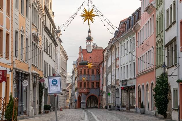 Görlitz - Weihnachten in der historischen Altstadt Gerade in der Weihnachtszeit bietet die mit vielen Lichtern geschmückte Görlitzer Altstadt eine eindrucksvolle Kulisse