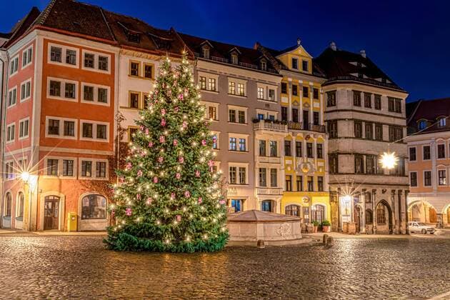 Görlitz - Weihnachten in der historischen Altstadt Gerade in der Weihnachtszeit bietet die mit vielen Lichtern geschmückte Görlitzer Altstadt eine eindrucksvolle Kulisse