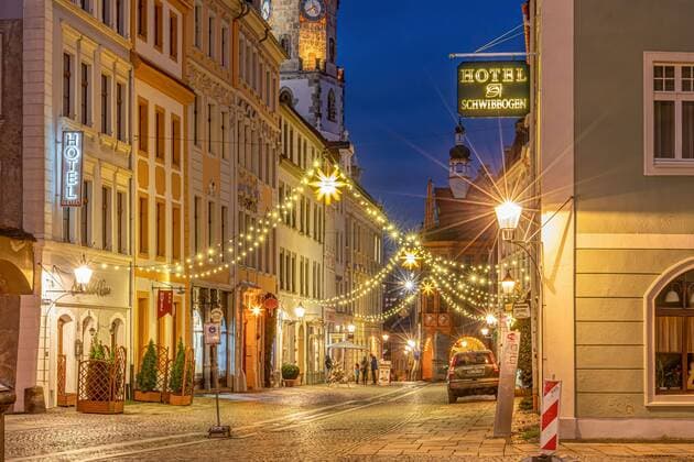 Görlitz - Weihnachten in der historischen Altstadt Gerade in der Weihnachtszeit bietet die mit vielen Lichtern geschmückte Görlitzer Altstadt eine eindrucksvolle Kulisse