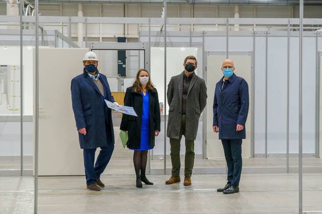 Bilder des Jahres 2020, News 12 Dezember News Themen der Woche KW49 News Bilder des Tages Pressetermin Aufbau Corona Impfzentrum in Hamburg - Hamburger Messehallen - Messehalle A3 - Olaf Schindel, Architekt, Melanie Leonhard, Sozialsenatorin und Gesundheitssenatorin, Dr. Andreas Walter, interner Koordinator Impfzentrum, Peter Tschentscher, Erster Bürgermeister (von links) während der Besichtung des Impfzentrums;Pressetermin Aufbau Corona Impfzentrum in Hamburg - Hamburger Messehallen - Messehalle A3 - Olaf Schindel, Architekt, Melanie Leonhard, Sozialsenatorin und Gesundheitssenatorin, Dr. Andreas Walter, interner Koordinator Impfzentrum, Peter Tschentscher, Ers, Hamburg Hamburg Deutschland Messehallen *** Press event Construction of the Corona vaccination centre in Hamburg Hamburg exhibition halls Exhibition hall A3 Olaf Schi
