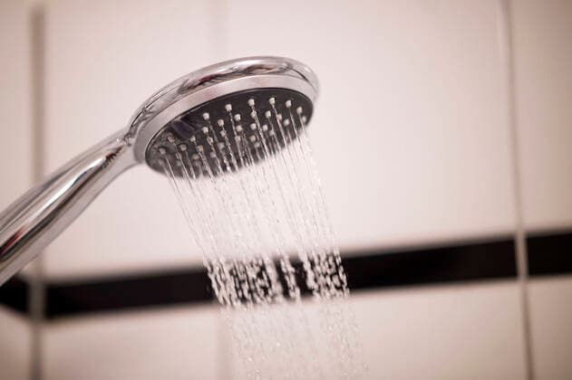 Feature Wasser 03.12.2020 - Feature Wasser: Aus einer Dusche strömt Leitungswasser. Foto: Wedel Kirchner-Media Nordrhein-Westfalen Deutschland *** Feature Water 03 12 2020 Feature Water Out of a shower flows tap water Photo Wedel Kirchner Media Nordrhein Westfalen Germany Copyright: xWedel Kirchner-Mediax
