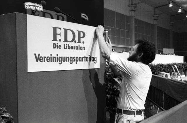 Deutschland, Hannover, 11.08.1990 Archiv-Nr.: 19-14-12 FDP-Vereinigungsparteitag Foto: Mitarbeiter des Parteitages vor der Eroeffnung FDP-Vereinigungsparteitag *** Germany, Hannover, 11 08 1990 Archive No 19 14 12 FDP Association Party Conference Photo Employee of the party conference before the opening FDP Association Party Conference