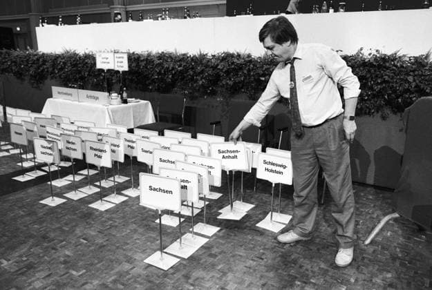 Deutschland, Hannover, 11.08.1990 Archiv-Nr.: 19-14-37 FDP-Vereinigungsparteitag Foto: Mitarbeiter des Parteitages mit den Schildern der DDR-FDP-Landesverbaende FDP-Vereinigungsparteitag *** Germany, Hanover, 11 08 1990 Archive No. 19 14 37 FDP Association Party Conference Photo Employee of the party conference with the signs of the GDR FDP State Associations FDP Association Party Conference
