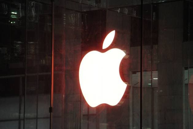 Apple Store in Christmas Spirit December 2, 2020, New York, USA: The Apple Store on 5th Avenue lit up it™s Apple logo in red color as it enters the Christmas holiday season. This is perhaps in line with the Christmas decorations of toys displayed on fifth Avenue to bring good tidings to New Yorkers who have been mostly affected by Covid-19 pandemic. Apple Store in Christmas Spirit  Copyright: xNiyixFotex