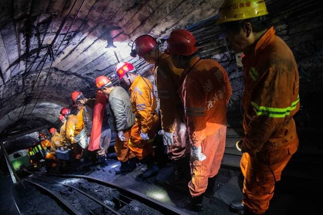 Bilder des Jahres 2020, News 12 Dezember News Bilder des Tages (201203) -- LEIYANG, Dec. 3, 2020 -- Rescue workers enter the flooded coal mine shaft in Leiyang, central China s Hunan Province, Dec. 3, 2020. Dozens of rescue workers entered a flooded coal mine shaft in central China s Hunan Province Thursday to search for 13 trapped miners. The new-stage rescue came after four days of pumping water out of the flooded Yuanjiangshan coal mine in the city of Leiyang, creating space for the rescue workers to launch the underground rescue operation, according to the local rescue headquarters. ) CHINA-HUNAN-LEIYANG-COAL MINE-RESCUE WORK (CN) ChenxSihan 