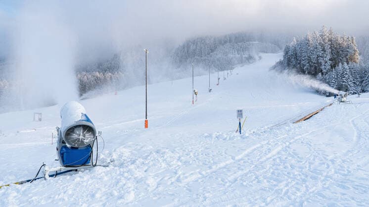 Bilder des Jahres 2020, News 12 Dezember News Themen der Woche KW49 News Bilder des Tages 03.12.2020 Schneekanonen im Einsatz, Heiligwasserwiese, Patscherkofel, Igls, Innsbruck, Tirol, Austria Patscherkofelbahn Talstation Heiligwasserpiste Schneekanone in Aktion Propellermaschine Schneeerzeuger Beschneier Beschneiungsanlage maschinelle Erzeugung von Schnee Kunstschnee auf Skipisten Beschneiung von Skipiste technischer Schnee Skiabfahrt Schiabfahrt Schipiste Piste Pistenbeschneiung Winter *** 03 12 2020 snow cannons in action, Heiligwasserwiese, Patscherkofel, Igls, Innsbruck, Tyrol, Austria Patscherkofelbahn valley station Heiligwasserpiste snow cannon in action propeller machine snow gun snowmaker snowmaking system artificial snow on ski slopes artificial snow on ski slopes artificial snow o