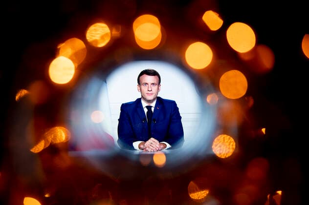 Bilder des Jahres 2020, News 12 Dezember News Themen der Woche KW49 News Bilder des Tages Allocution televisee d Emmanuel Macron - President de la Republique Francaise en hommage a l ancien president Valery Giscard d Estaing Capture ecran TV image TF1 NEWS : Allocution d Emmanuel Macron - Paris - Elysee - 03 12 2020 JBAutissier Panoramic 