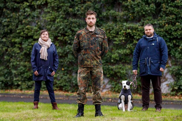 Bilder des Jahres 2020, Entertainment 12 Dezember Entertainment Themen der Woche KW49 Entertainment Bilder des Tages Cäcilie Breithecker, Dominik Flade und Detlef Förster mit Hund Bella beim Fototermin am Set der RTL TV-Serie Alles was zählt in den MMC-Studios in Ossendorf. Köln, 03.12.2020 *** Cäcilie Breithecker, Dominik Flade and Detlef Förster with dog Bella at the photo session on the set of the RTL TV series Alles was zählt in the MMC Studios in Ossendorf Cologne, 03 12 2020 Foto:xC.xHardtx xFuturexImage