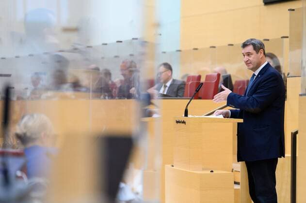 Ministerpräsident Dr. Markus Söder, MdL: Der Schutz des Lebens hat in Bayern oberste Priorität. Ministerpräsident Dr. Markus Söder, MdL, hat am 27. November 2020 vor dem Bayerischen Landtag seine fünfte Regierungserklärung zur aktuellen Lage der Corona-Pandemie in Bayern gehalten. Unsere Philosophie: Verlängern, vertiefen, helfen. Der Schutz jedes Lebens hat in Bayern oberste Priorität. Wenn wir nachlassen, droht ein schwerer Rückfall. Kontakt-Eindämmung ist das weltweit einzig funktionierende Mittel gegen Corona. - Dr. Markus Söder, MdL ! ACHTUNG: Nur redaktionelle Nutzung-Editorial Use Only, mit vollständiger Creditnennung: imago images-Bayerische Staatskanzlei !