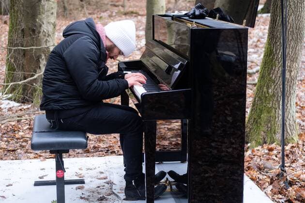 Bilder des Jahres 2020, Entertainment 12 Dezember Entertainment Themen der Woche KW49 Entertainment Bilder des Tages Der Pianist Igor Levit gab am Freitag (04.12.2020) an der gerodeten Schneise im Dannenroeder Forst fuer den Klimaschutz ein Konzert. Mit dem Auftritt hat Igor Levit ein Zeichen gegen die Abholzungen in dem Waldstueck fuer den Weiterbau der Autobahn 49 gesetzt. Mit dem Song Danny Boy - ein altes irisches Volkslied - wolle er auch den Aktivisten danken, die das moeglich gemacht haetten, sagte Levit. Das Konzert wurde mit Funklautsprechern zu den Umweltschuetzern im Wald uebertragen. (Siehe epd-Meldung vom 04.12.2020) Pianist Igor Levit spielt im Dannenroeder Forst *** Pianist Igor Levit gave a concert on Friday 04 12 2020 on the cleared aisle in the Dannenroeder Forst for climate protection. With his performance, Igor Levit has set an examp Copyright: epd-bild RolfxK.xWegst EDITORIAL USE ONLY