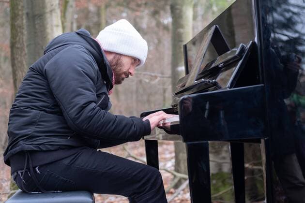 Der Pianist Igor Levit gab am Freitag (04.12.2020) an der gerodeten Schneise im Dannenroeder Forst fuer den Klimaschutz ein Konzert. Mit dem Auftritt hat Igor Levit ein Zeichen gegen die Abholzungen in dem Waldstueck fuer den Weiterbau der Autobahn 49 gesetzt. Mit dem Song Danny Boy - ein altes irisches Volkslied - wolle er auch den Aktivisten danken, die das moeglich gemacht haetten, sagte Levit. Das Konzert wurde mit Funklautsprechern zu den Umweltschuetzern im Wald uebertragen. (Siehe epd-Meldung vom 04.12.2020) Pianist Igor Levit spielt im Dannenroeder Forst