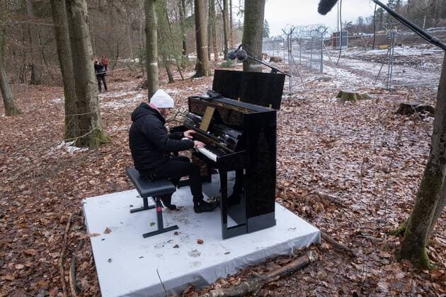 News Bilder des Tages Der Pianist Igor Levit gab am Freitag (04.12.2020) an der gerodeten Schneise im Dannenroeder Forst fuer den Klimaschutz ein Konzert. Mit dem Auftritt hat Igor Levit ein Zeichen gegen die Abholzungen in dem Waldstueck fuer den Weiterbau der Autobahn 49 gesetzt. Mit dem Song Danny Boy - ein altes irisches Volkslied - wolle er auch den Aktivisten danken, die das moeglich gemacht haetten, sagte Levit. Das Konzert wurde mit Funklautsprechern zu den Umweltschuetzern im Wald uebertragen. (Siehe epd-Meldung vom 04.12.2020) Pianist Igor Levit spielt im Dannenroeder Forst
