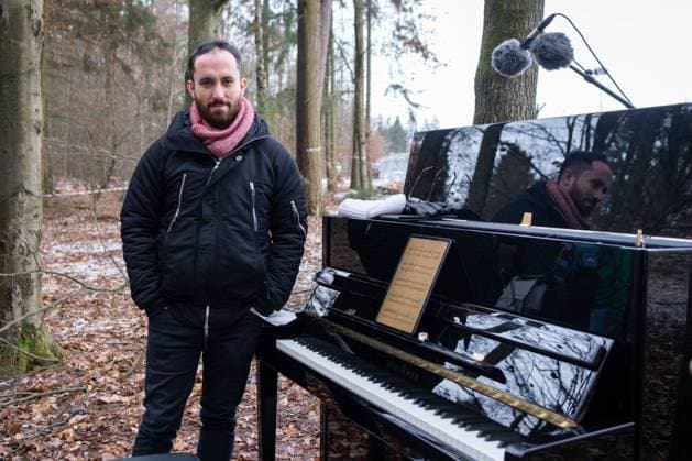 Der Pianist Igor Levit gab am Freitag (04.12.2020) an der gerodeten Schneise im Dannenroeder Forst fuer den Klimaschutz ein Konzert. Mit dem Auftritt hat Igor Levit ein Zeichen gegen die Abholzungen in dem Waldstueck fuer den Weiterbau der Autobahn 49 gesetzt. Mit dem Song Danny Boy - ein altes irisches Volkslied - wolle er auch den Aktivisten danken, die das moeglich gemacht haetten, sagte Levit. Das Konzert wurde mit Funklautsprechern zu den Umweltschuetzern im Wald uebertragen. (Siehe epd-Meldung vom 04.12.2020) Pianist Igor Levit spielt im Dannenroeder Forst *** Pianist Igor Levit gave a concert on Friday 04 12 2020 on the cleared aisle in the Dannenroeder Forst for climate protection. With his performance, Igor Levit has set an examp Copyright: epd-bild RolfxK.xWegst EDITORIAL USE ONLY