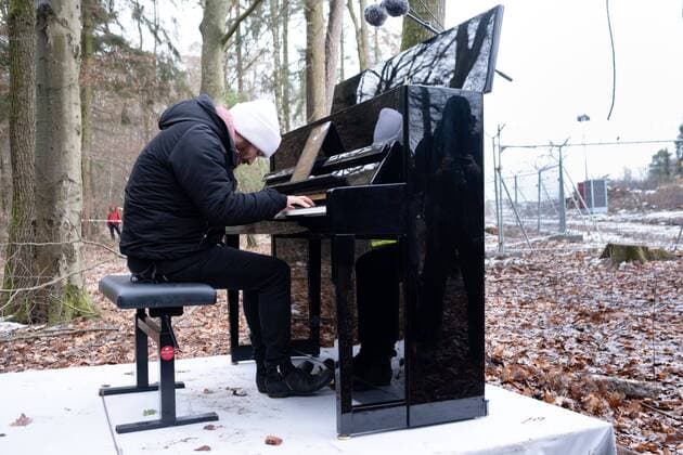 Der Pianist Igor Levit gab am Freitag (04.12.2020) an der gerodeten Schneise im Dannenroeder Forst fuer den Klimaschutz ein Konzert. Mit dem Auftritt hat Igor Levit ein Zeichen gegen die Abholzungen in dem Waldstueck fuer den Weiterbau der Autobahn 49 gesetzt. Mit dem Song Danny Boy - ein altes irisches Volkslied - wolle er auch den Aktivisten danken, die das moeglich gemacht haetten, sagte Levit. Das Konzert wurde mit Funklautsprechern zu den Umweltschuetzern im Wald uebertragen. (Siehe epd-Meldung vom 04.12.2020) Pianist Igor Levit spielt im Dannenroeder Forst