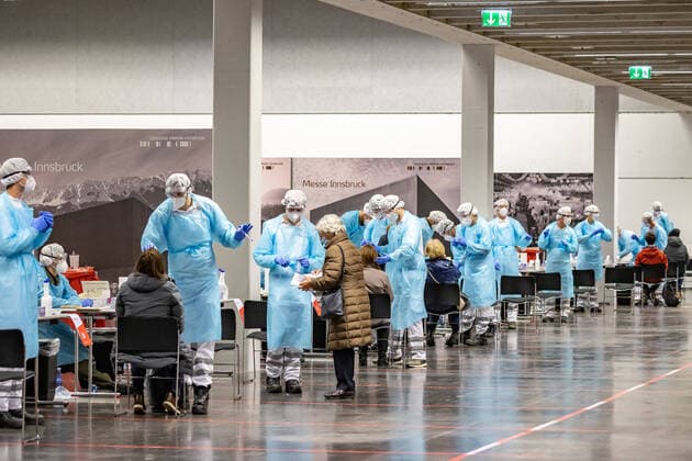 Bilder des Jahres 2020, News 12 Dezember News Themen der Woche KW49 News Bilder des Tages Innsbruck 04.12.2020, Messe, Innsbruck, AUT, Corona Massentests in Innsbruck, In den Bundesländern Vorarlberg und Tirol sowie der Bundeshaupstadt Wien starten, die flächendeckenden, österreichweiten Corona-Massentestungen, im Bild die Situation in der Teststation in der Innsbrucker Messe the situation in the test station at the fair in Innsbruck during In the federal provinces of Vorarlberg and Tyrol as well as the capital Vienna, the nationwide, Austria-wide corona mass tests at the Messe in Innsbruck, Austria on 2020 12 04. **** ONLY GER;FRA;ITA;ESP;SUISSE;GBR **** *** Innsbruck 04 12 2020, Messe, Innsbruck, AUT, Corona Mass Tests in Innsbruck, In the provinces of Vorarlberg and Tyrol as well as the capital city of Vienna start, t  EP_gro