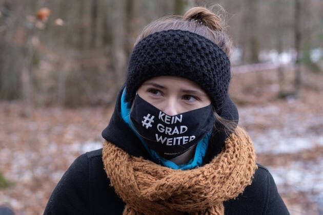 Der Pianist Igor Levit gab am Freitag (04.12.2020) an der gerodeten Schneise im Dannenroeder Forst fuer den Klimaschutz ein Konzert. (Foto: Fridays for Future-Aktivistin Luisa Neubauer) Mit dem Auftritt hat Igor Levit ein Zeichen gegen die Abholzungen in dem Waldstueck fuer den Weiterbau der Autobahn 49 gesetzt. Mit dem Song Danny Boy - ein altes irisches Volkslied - wolle er auch den Aktivisten danken, die das moeglich gemacht haetten, sagte Levit. Das Konzert wurde mit Funklautsprechern zu den Umweltschuetzern im Wald uebertragen. (Siehe epd-Meldung vom 04.12.2020) Pianist Igor Levit spielt im Dannenroeder Forst
