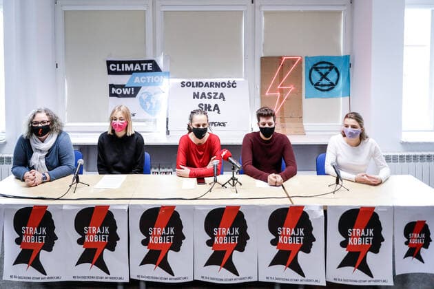 Bilder des Jahres 2020, News 12 Dezember News Themen der Woche KW49 News Bilder des Tages December 4, 2020, Warsaw, Poland: December 04, 2020, Warsaw, Poland: Press conference of the Polish Women s Strike on the upcoming summit of the European Council and the attitude of the Polish government. The issues of future anti-abortion protests as well as climate protests and their organization were also discussed.In the photo: Marta Lempart, Agnieszka Kula, Jakub Kwiatkowski, Dominika Lasota Warsaw Poland - ZUMAb213 20201204_zip_b213_008 Copyright: xGrzegorzxBanaszakx