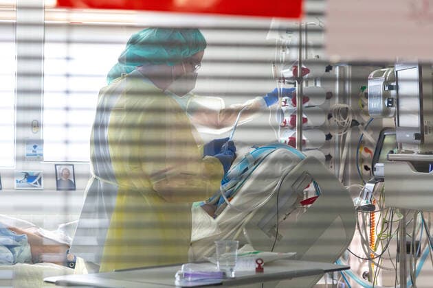 Symbolbilder Pflege auf Intensivstation von Corona-Patienten Symbolbilder Intensivpflege Corona-Patienten *** Symbol images Intensive care in intensive care unit of Corona patients Symbol images Intensive care Corona patients xrax