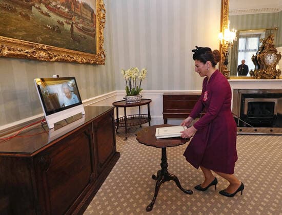 Bilder des Jahres 2020, Entertainment 12 Dezember Entertainment Themen der Woche KW49 Entertainment Bilder des Tages . 04 12 2020. London, United Kingdom. Queen Elizabeth II appears on a screen by video link from Windsor Castle, during her first virtual audience, where she received Her Excellency Sophie Katsarava, the Ambassador of Georgia, who was at Buckingham Palace in London.  xPoolx xi-Imagesx IIM-21868-0002