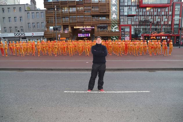 Bilder des Jahres 2020, Entertainment 12 Dezember Entertainment Themen der Woche KW49 Hamburg, der 04.12.2020 Dennis Josef Meseg präsentierte seine Installation Broken auf dem Spielbudenplatz. Eingeschüchtert, versuchter Mord, Zwangsprostitution, Wehre dich, Schau nicht weg es sind eindringliche, markante Schlagworte mit denen der Wesselinger Künstler Dennis Josef Meseg seine Puppen mit orangefarbenen Flatterband beklebt hat. Exakt 222 Schaufensterpuppen hat Dennis Josef Meseg (41) vor der Panic City auf dem Hamburger Spielbudenplatz aufgebaut. Die Schaufensterpuppen hat er in den vergangenen Monaten gekauft, bearbeitet und gemeinsam mit einigen Unterstützern zu einem stummen Mahnmal zusammengestellt um so zu zeigen, was psychische und physische Gewalt gegen Frauen und Mädchen mac