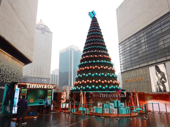 Bilder des Jahres 2020, Entertainment 12 Dezember Entertainment Bilder des Tages NANJING, CHINA - DECEMBER 02: People walk by a Cartier Christmas tree outside a shopping mall on December 2, 2020 in Nanjing, Jiangsu Province of China.  Copyright: xVCGx CFP111309118371