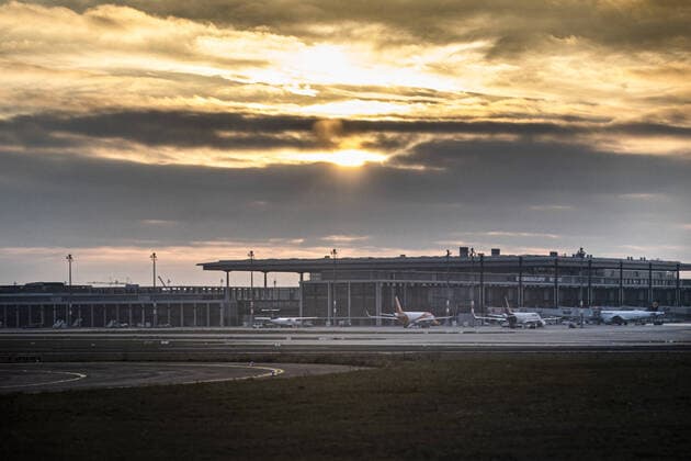 Sonnenaufgang ueber dem Flughafen Berlin-Brandenburg BER in Schoenefeld, 04. Vor allem die Luftfahrtbranche leidet unter der Reiseeinschraenkungen durch die Corona-Pandemie. 12.2020. Schoenefeld Deutschland *** Sunrise over the airport Berlin Brandenburg BER in Schoenefeld, 04 Especially the aviation industry suffers from travel restrictions due to the corona pandemic 12 2020 Schoenefeld Germany Copyright: xFlorianxGaertner photothek.dex