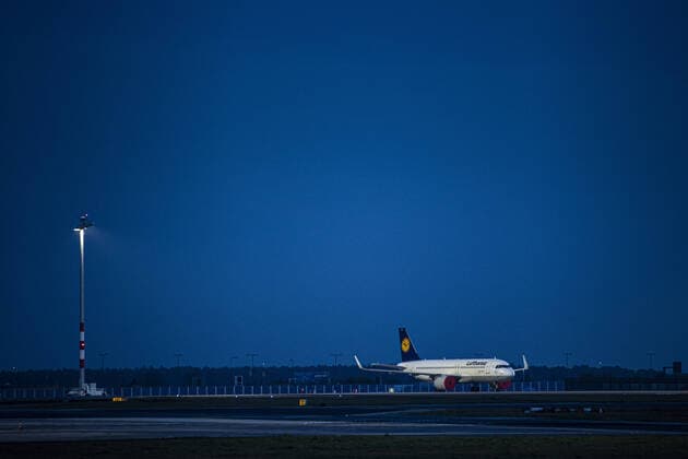 Ein abgestelltes Flugzeug der Lufthansa, aufgenommen am Flughafen Berlin-Brandenburg BER in Schoenefeld, 04. Vor allem die Luftfahrtbranche leidet unter der Reiseeinschraenkungen durch die Corona-Pandemie. 12.2020. Schoenefeld Deutschland