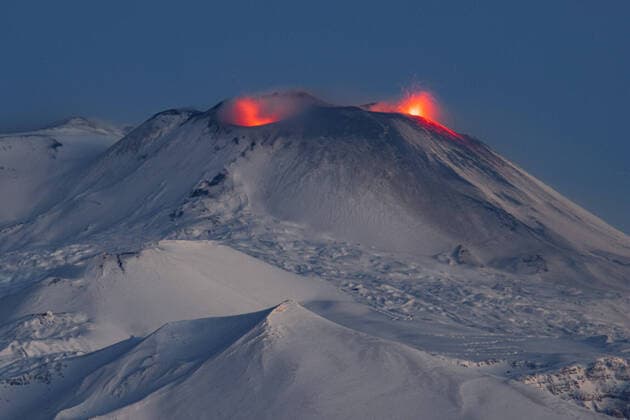 Bilder des Jahres 2020, News 12 Dezember News Themen der Woche KW49 News Bilder des Tages Italien, Vulkan Ätna auf Sizilien ausgebrochen Catania. Etna The eruptive activity of the three craters continues, the gleams that illuminate the snow are spectacular Editorial Usage Only  Copyright: xAngelaxPlataniax xIPAx