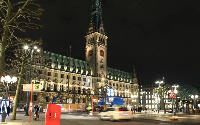 Das beleuchtete Hamburger Rathaus während des Lockdowns light im Dezember. Neustadt Hamburg