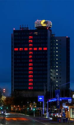 Ein Kreuz aus roten Lichtern an der Fassade des Hotels Dormero im SI-Centrum in Stuttgart wird zum stillen Mahnmal gegen das Hotel- und Gastrosterben .