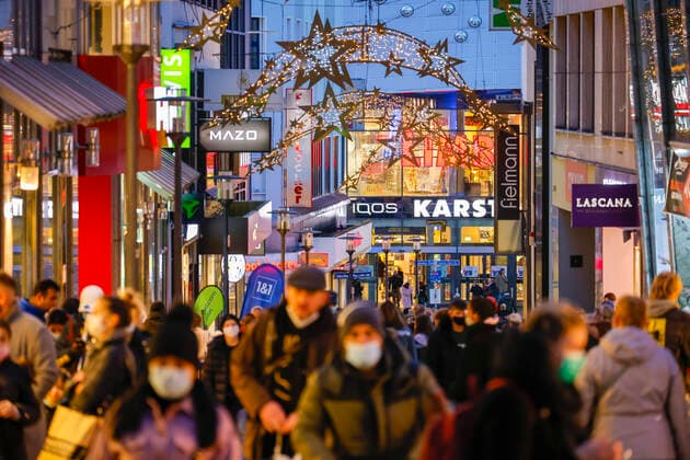 Essen, Ruhrgebiet, Nordrhein-Westfalen, Deutschland - Essener Innenstadt in Zeiten der Coronakrise beim zweiten Teil Lockdown, viele Passanten mit und ohne Schutzmasken beim Weihnachtseinkauf auf der weihnachtlich geschmückten Limbecker Strasse, hinten das Einkaufszentrum Limbecker Platz, in der Essener Fussgängerzone gibt es nur eine Empfehlung Maske zu tragen. Essen Nordrhein-Westfalen Deutschland