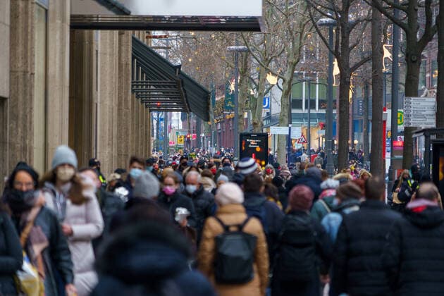 Einkaufen in der Hamburger Innenstadt am Tag vor dem zweiten Advent -;Einkaufen in der Hamburger Innenstadt am Tag vor dem zweiten Advent -, Hamburg Hamburg Deutschland Mönkebergstraße