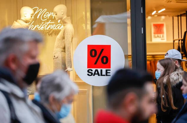 Essen, Ruhrgebiet, Nordrhein-Westfalen, Deutschland - Schaufenster eines Modegeschäfts zur Weihnachtszeit mit Sonderangeboten, Passanten mit Schutzmasken in der Essener Innenstadt in Zeiten der Coronakrise beim zweiten Teil Lockdown. Essen Nordrhein-Westfalen Deutschland