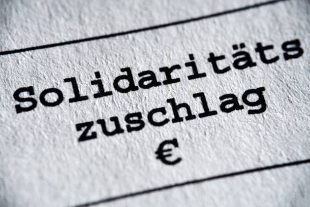 Posten fÃ¼r den SolidaritÃ¤tszuschlag auf einem Steuerbescheid, Symbolfoto Soli-Abschaffung *** Item for the solidarity surcharge on a tax assessment notice, symbol photo Soli abolition ** NUR FUER REDAKTIONELLE ZWECKE ** EDITORIAL USE ONLY **
