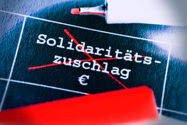 Durchgestrichener Posten fÃ¼r den SolidaritÃ¤tszuschlag auf einem Steuerbescheid, Symbolfoto Soli-Abschaffung *** Crossed-out item for the solidarity surcharge on a tax assessment notice, symbol photo Soli abolition ** NUR FUER REDAKTIONELLE ZWECKE ** EDITORIAL USE ONLY **