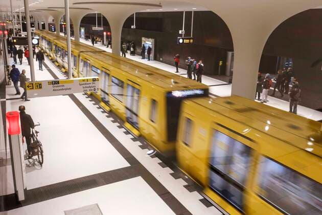 Bilder des Jahres 2020, News 12 Dezember News Themen der Woche KW49 U-Bahn U5 Berlin Berlin, DEU, 05.12.2020 - U-Bahn Zug der Linie U5 in der neu eroeffneten U-Bahn Station Rotes Rathaus . Berlin Berlin Deutschland *** Subway U5 Berlin Berlin, DEU, 05 12 2020 Subway train of the line U5 in the newly opened subway station Rotes Rathaus Berlin Berlin Germany