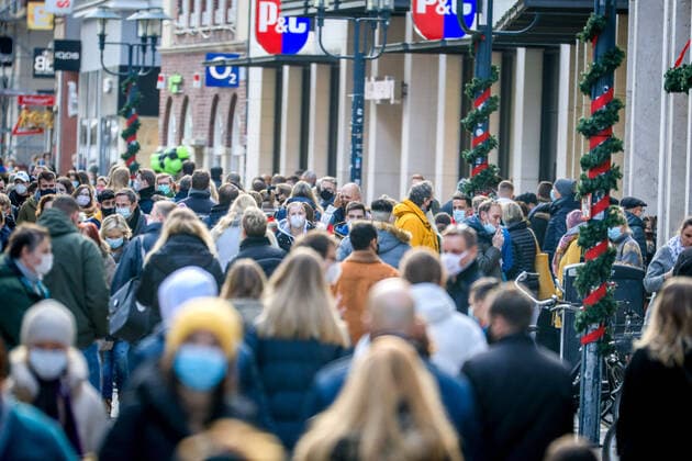 Einkaufen in der Vorweihnachtszeit. DEU, Deutschland, Nordrhein-Westfalen, Münster, 05.12.2020: Am Samstag vor dem Zweiten Advent ist die Fußgängerzone Ludgeristraße mit zahlreichen Menschen gefüllt. Wegen der Corona Pandemie gilt in der Innenstadt von Münster Maskenpflicht