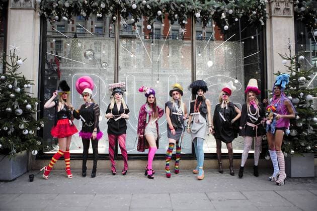 Bilder des Jahres 2020, Entertainment 12 Dezember Entertainment Themen der Woche KW49 Entertainment Bilder des Tages December 5, 2020, London, United Kingdom: Models showcase Pierre Garroudis latest colourful collection at one of the designers speciality flash mob fashion show at Knightsbridge in London London United Kingdom - ZUMAs197 20201205_zaa_s197_077 Copyright: xPietroxRecchiax
