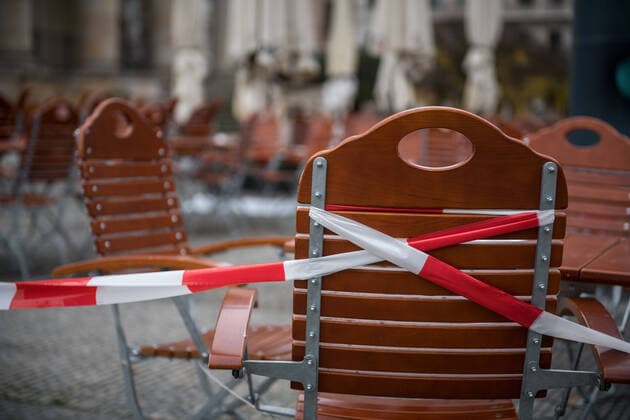 Ein Absperrband über Stuehlen und Tischen vor einem Gastronomiebetrieb am Gendarmenmarkt in Berlin Mitte. Foto: bildgehege Gastronomie im Lockdown