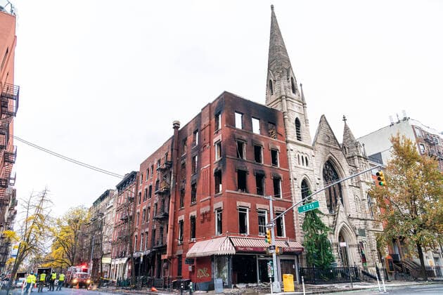 Bilder des Jahres 2020, News 12 Dezember News Themen der Woche KW49 News Bilder des Tages NY: Aftermath of huge fire at Middle Collegiate Church Historic East Village Middle Collegiate Church and adjacent building destroyed by fire on 2nd Avenue in Manhattan. Fire started in a vacant adjacent building and then spread to the 128-year-old Middle Collegiate Church. Six-alarm fire completely destroyed the building and church. According to firefighters, the building will be demolished and the church will undergo structured evaluation. All Tiffany windows and Tiffany skylight dome were destroyed as well. New York New York United States Copyright: LevxRadin