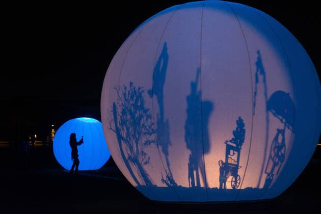 News Bilder des Tages (201205) -- ATHENS, Dec. 5, 2020 -- The silhouette of a woman is seen at a light installation at the Stavros Niarchos Foundation Cultural Center, in Athens, Greece, on Dec. 5, 2020. The Stavros Niarchos Foundation Cultural Center placed new light installations all over the park to create a magical festive scene. ) GREECE-ATHENS-LIGHT INSTALLATIONS-FESTIVAL MariosxLolos 