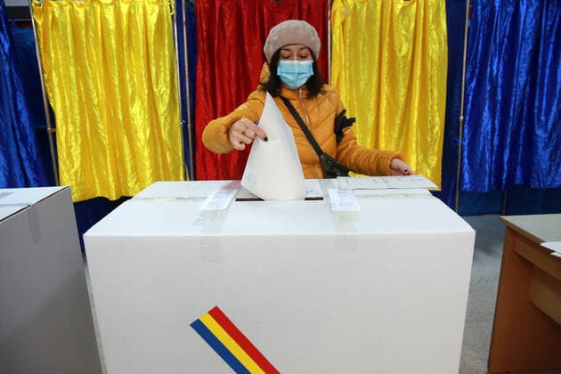 Bilder des Jahres 2020, News 12 Dezember News Themen der Woche KW49 News Bilder des Tages (201206) -- BUCHAREST, Dec. 6, 2020 -- A woman wearing a face mask casts her ballot at a polling station in Bucharest, Romania, Dec. 6, 2020. Under special protection measures, over 18 million Romanians are expected to cast their ballots on Sunday to elect a new bicameral parliament for the next four years. (Photo by Xinhua) ROMANIA-BUCHAREST-PALIAMENTARY ELECTION-VOTING GabrielxPetrescu 