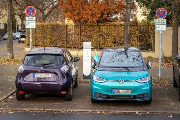 06.12.2020,Berlin,Deutschland,GER,Sonntag,2.Advent,RWE EFFIZIENZ GMBH E-Tankstelle in der Fritz-Wildung-Str. im Bezirk Wilmersdorf.VW ID3 sowie Renault ZOE *** 06 12 2020,Berlin,Germany,GER,Sonntag,2 Advent,RWE EFFIZIENZ GMBH E Filling station at Fritz Wildung Str in the district of Wilmersdorf VW ID3 and Renault ZOE