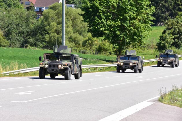 US-Army Fahrzeuge in einer Kolonne Fahrzeuge der US-Army fahren in einer Kolonne in der Nähe von Grafenwöhr Hörmannsdorf Bayern Germany *** US Army vehicles in a column US Army vehicles are driving in a column near Grafenwöhr Hörmannsdorf Bavaria Germany