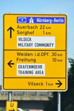 Ortsschild der Stadt Vilseck in der Oberpfalz Straßenschild im Bereich der Stadt Vilseck mit Hinweisen zum Truppenübungsplatz der US-Army in Grafenwöhr Vilseck Bayern Germany *** City sign of the city of Vilseck in the Upper Palatinate Street sign in the area of the city of Vilseck with hints to the military training area of the US Army in Grafenwöhr Vilseck Bavaria Germany